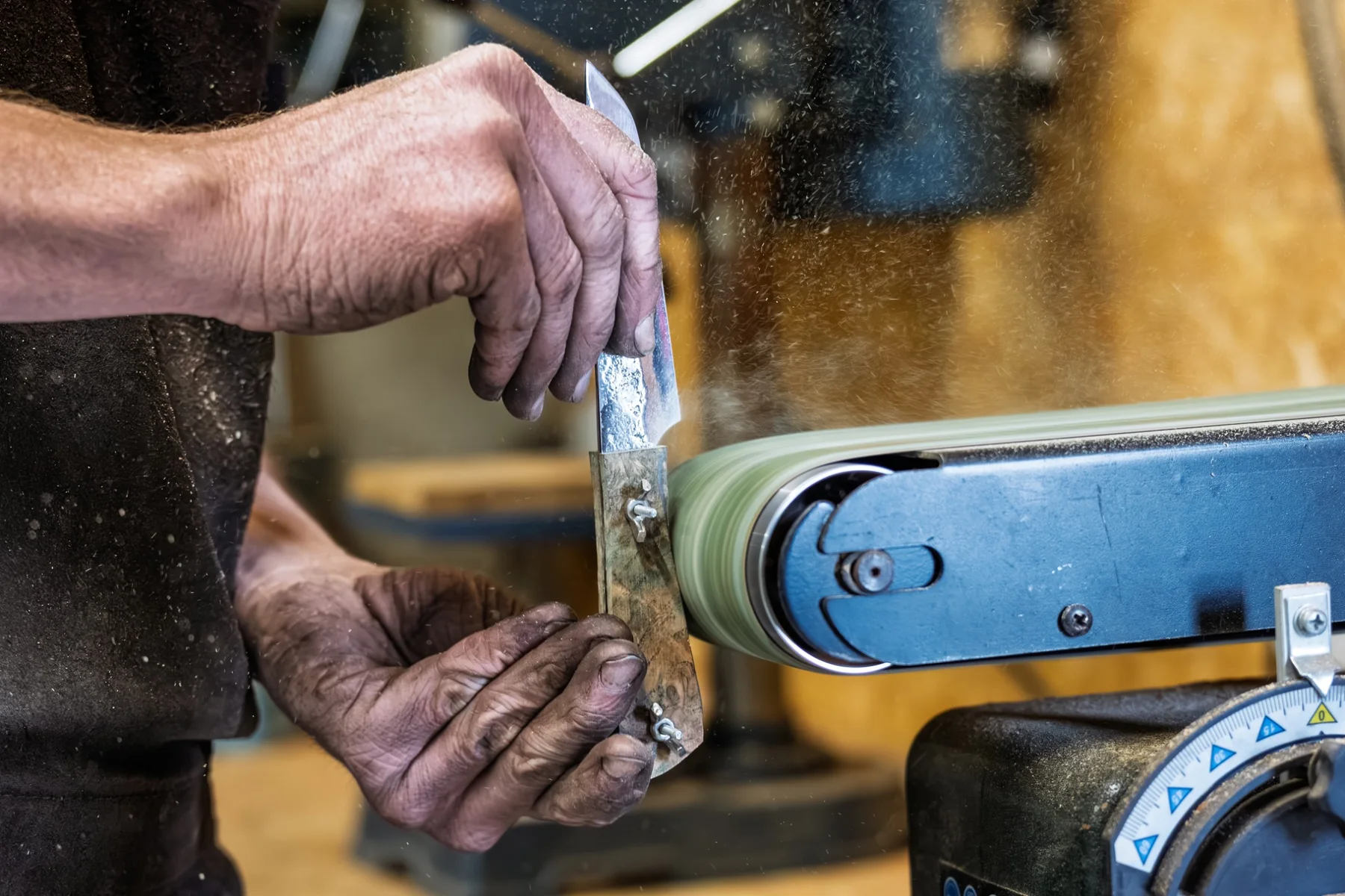 Travail du métal dans un atelier de forge