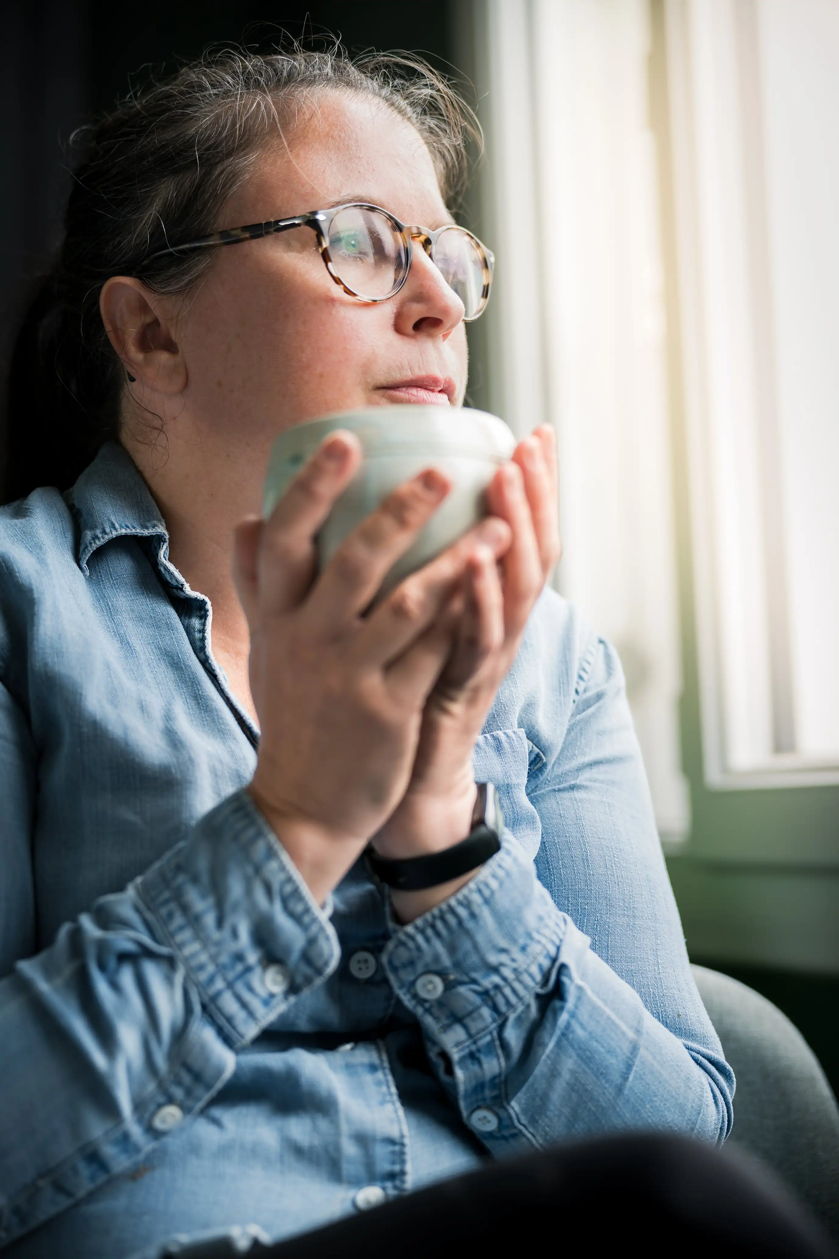 Portrait de Priscillia avec une de ses créations en céramique