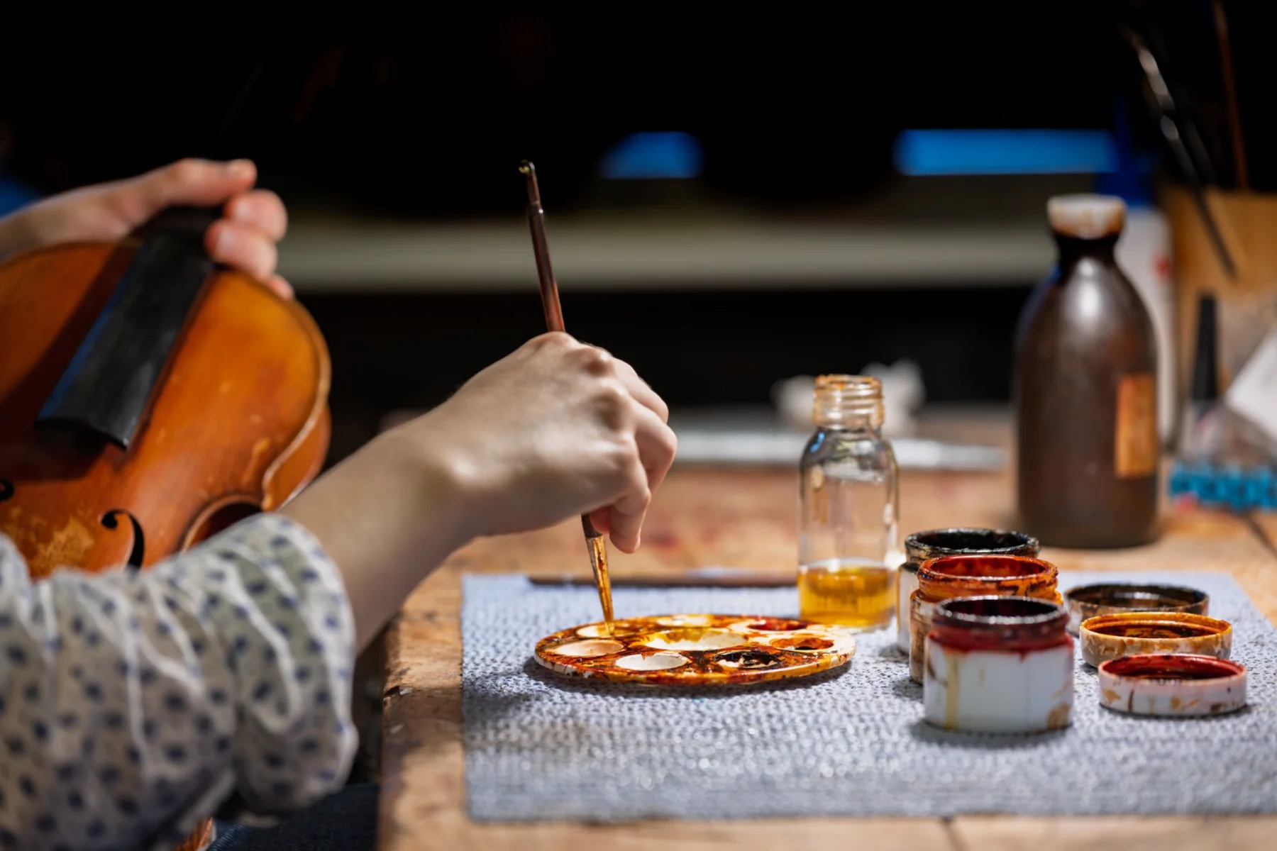 Luthière au travail dans son atelier
